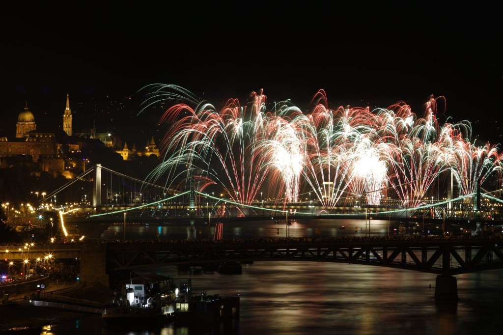 Ünnepi tűzijáték a Duna felett Budapesten 2015. augusztus 20-án. MTI Fotó: Szigetváry Zsolt