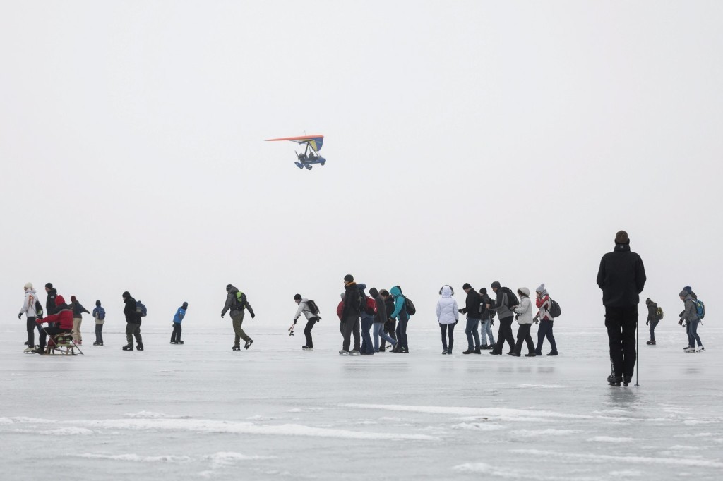 Résztvevők haladnak a jégen Badacsony és Fonyód között a Balaton-átcsúszáson 2017. január 28-án. MTI Fotó: Mohai Balázs 