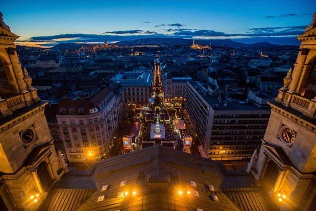 A Szent István-bazilika előtti vásár karácsony második napján, 2019. december 26-án. MTI/Balogh Zoltán 
