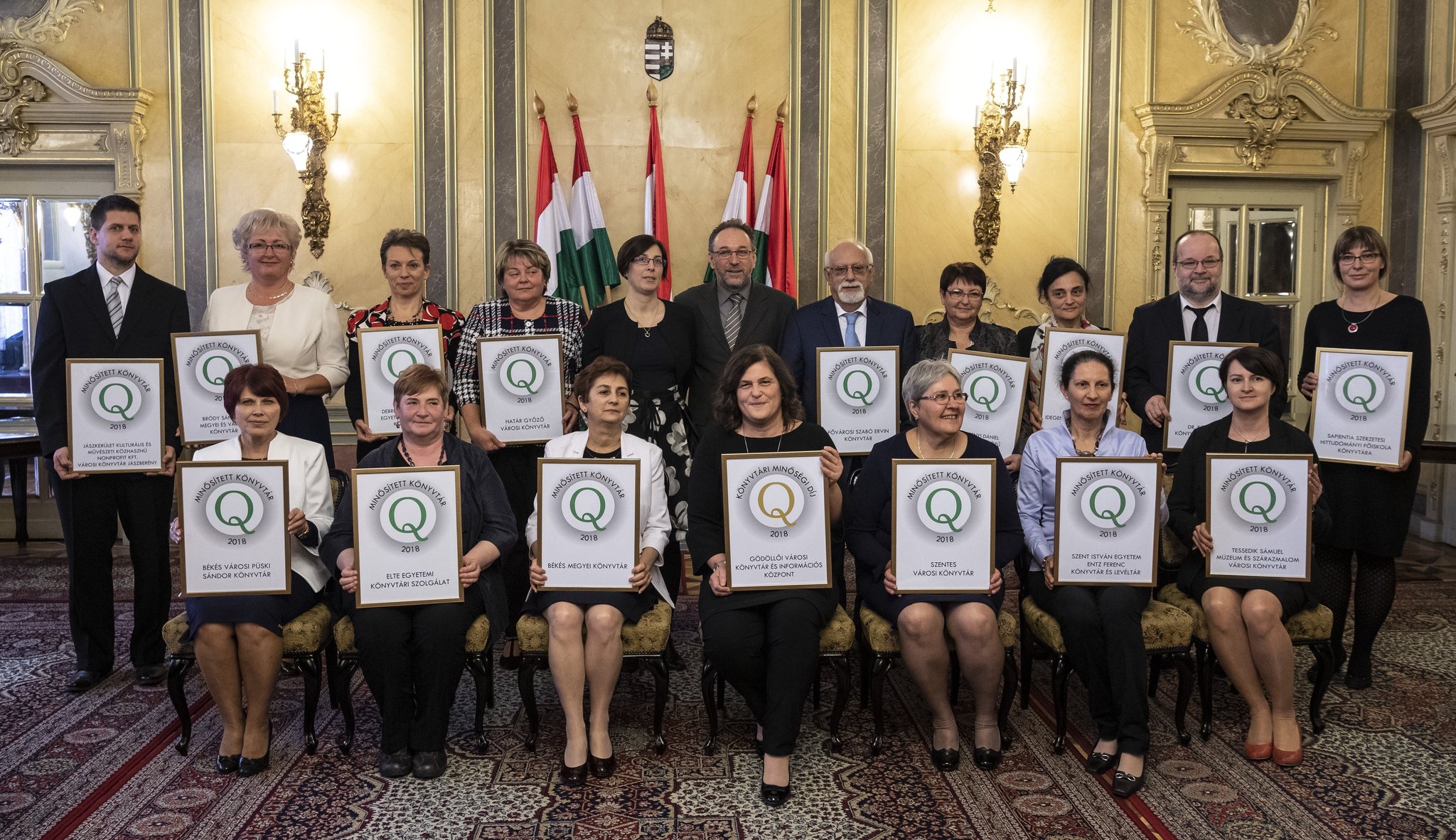 Fekete Péter, az Emmi kultúráért felelős államtitkára, díjátadó (k, hátul) és díjazottak a Minősített Könyvtár Cím és a Könyvtári Minőségi Díj átadásán az Emberi Erőforrások Minisztériumában 2018. november 13-án. MTI/Szigetváry Zsolt 