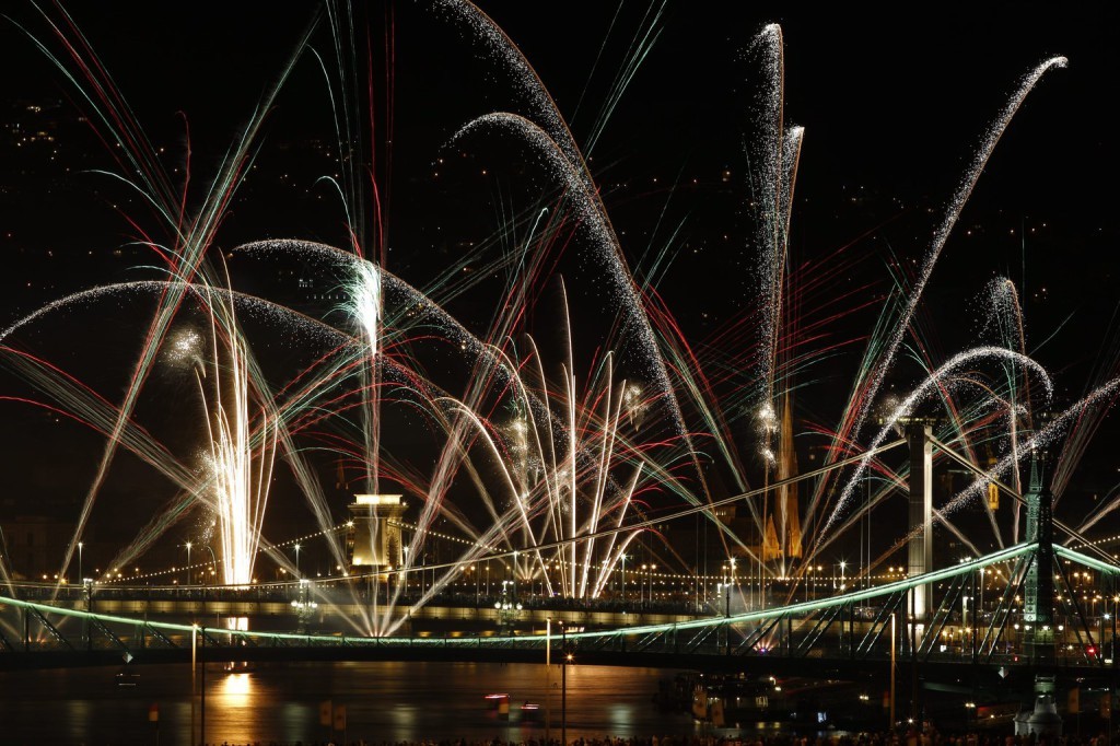 Ünnepi tűzijáték a Duna felett Budapesten 2015. augusztus 20-án. MTI Fotó: Szigetváry Zsolt