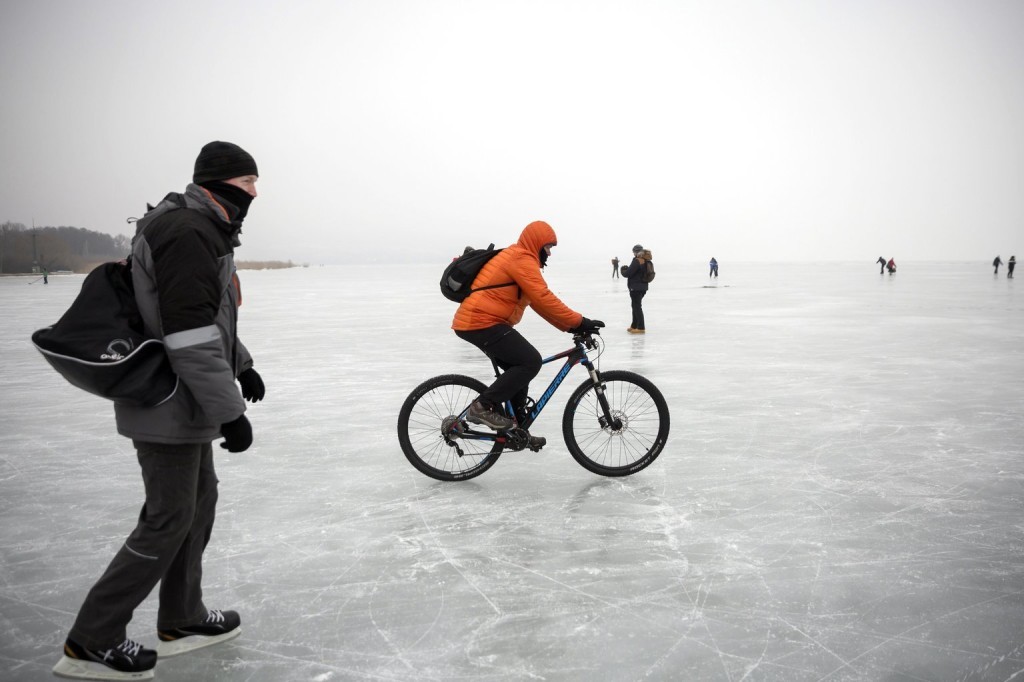 Résztvevők haladnak a jégen Badacsony és Fonyód között a Balaton-átcsúszáson 2017. január 28-án. MTI Fotó: Mohai Balázs 