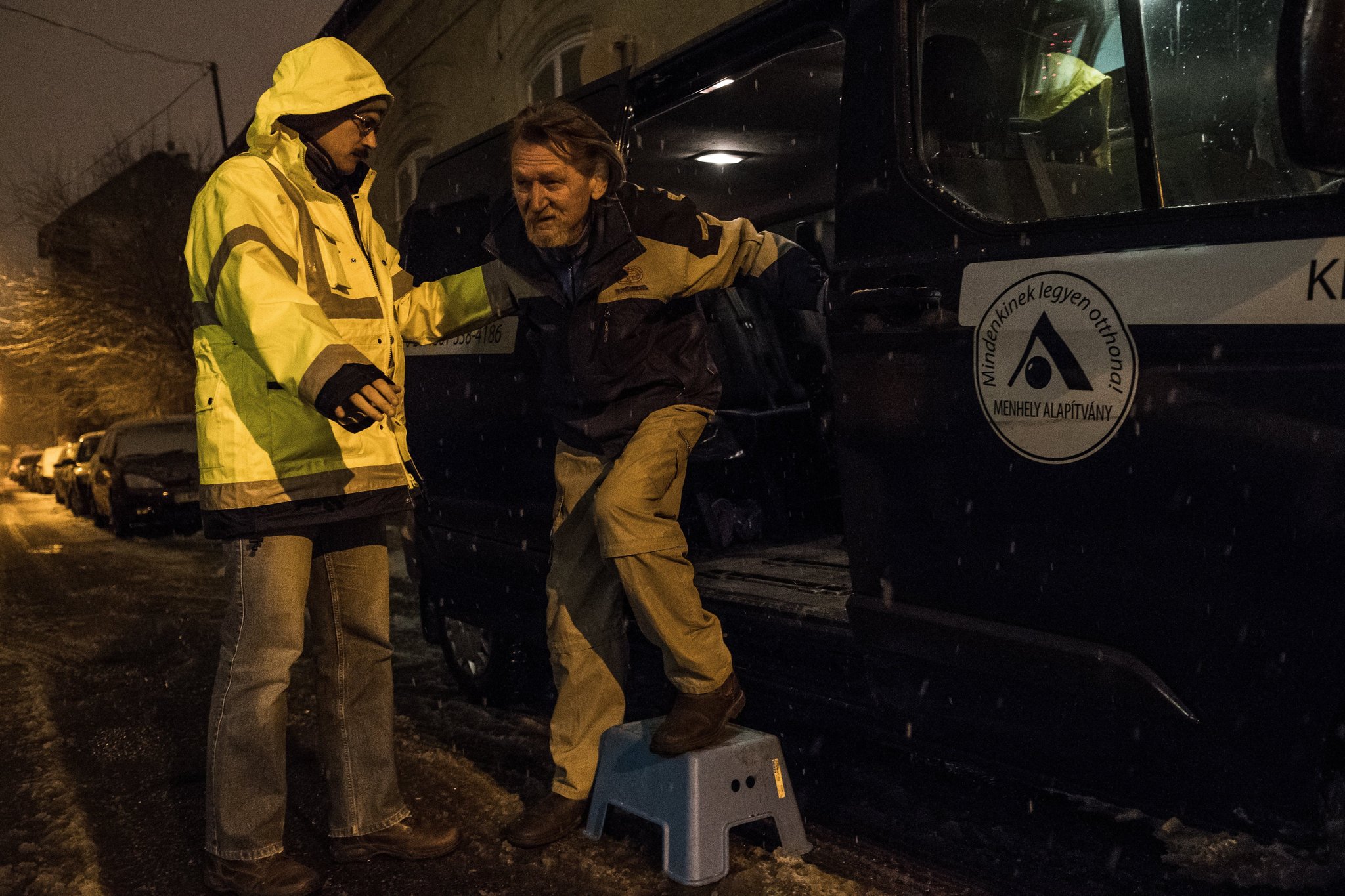 Mónus Márton, az MTI/MTVA fotóriportere A krízisautó éjszakája című sorozatának hatodik képe, amely a Menhely Alapítvány munkájáról készült 2017 telén. A fotósorozat elnyerte a 36. Magyar Sajtófotó Pályázat André Kertész Nagydíját 2018. január 28-án. A fotóriporter kapta a Szalay Zoltán-díjat, a legjobb teljesítményt nyújtó 30 év alatti fotográfusnak járó elismerést. MTI Fotó: Mónus Márton 