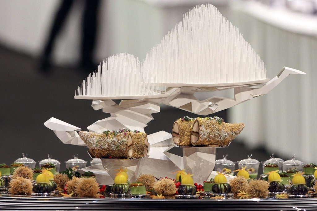 Takajama Hideki japán séf versenymunkájának egyik részlete a nem hivatalos szakácsvilágbajnokság, a Bocuse d’Or (Arany Bocuse) európai döntőjében Lyonban 2015. január 28-án. (MTI/EPA/Eddy Lemaistre)