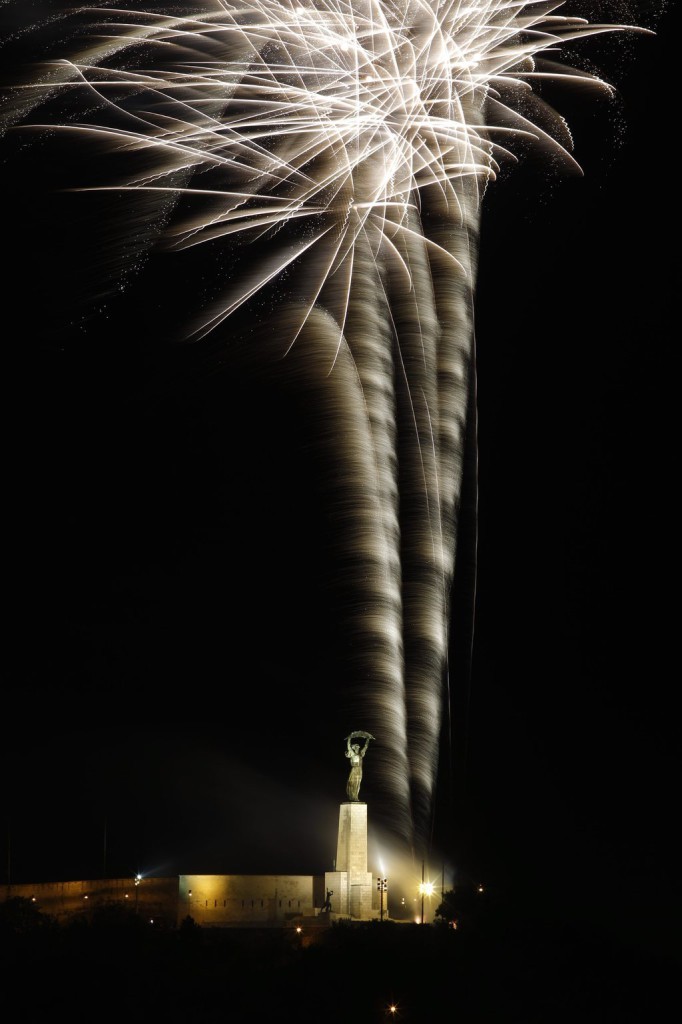 Ünnepi tűzijáték a Duna felett Budapesten 2015. augusztus 20-án. MTI Fotó: Szigetváry Zsolt