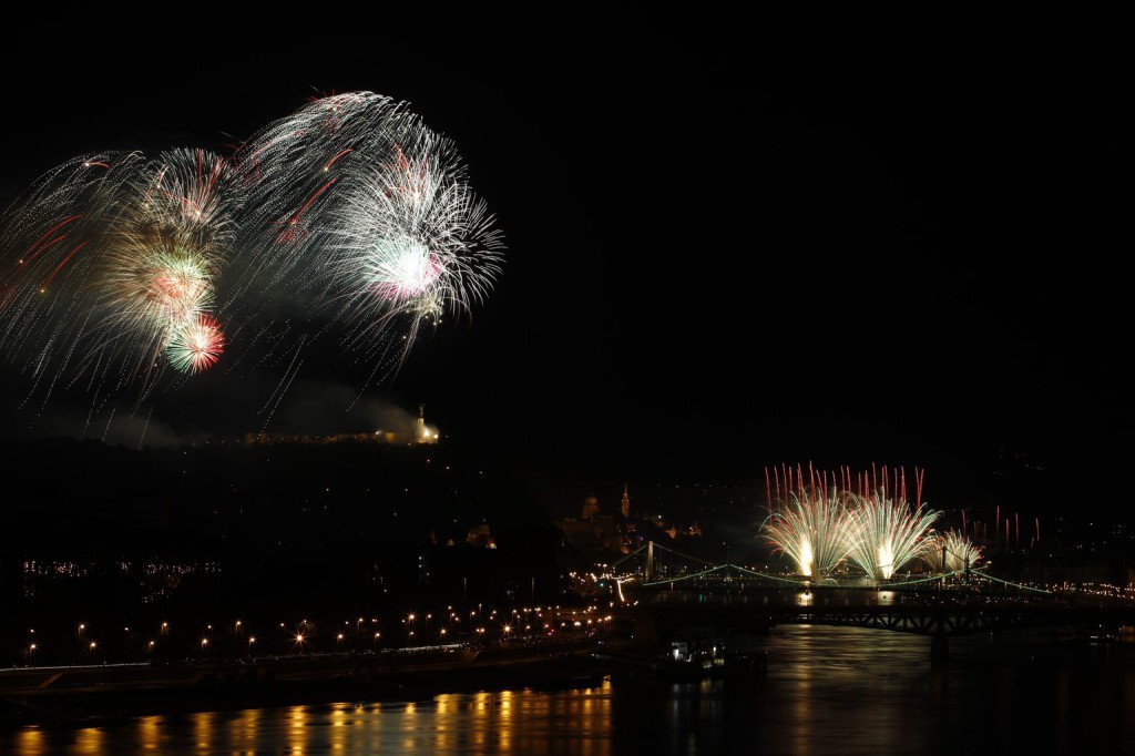 Ünnepi tűzijáték a Duna felett Budapesten 2015. augusztus 20-án. MTI Fotó: Szigetváry Zsolt