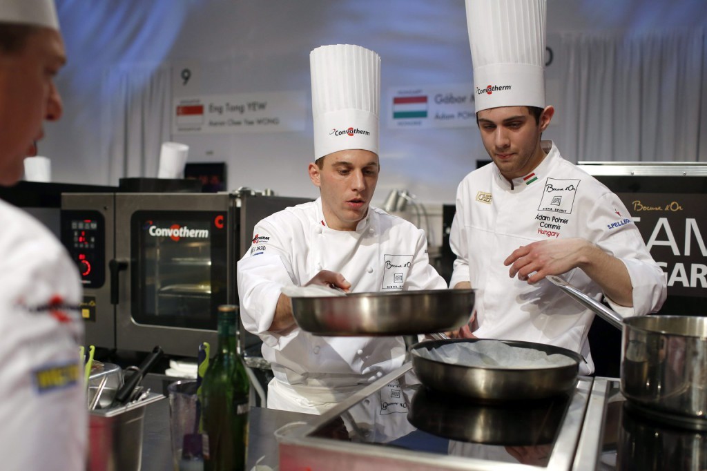 Molnár Gábor magyar séf (b) és Pohner Ádám asszisztens a nem hivatalos szakácsvilágbajnokság, a Bocuse d’Or (Arany Bocuse) európai döntőjében Lyonban 2015. január 28-án. (MTI/AP/Laurent Cipriani)