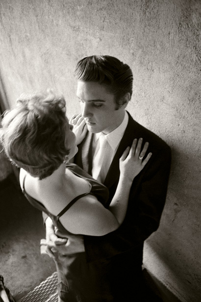 Elvis egy ismeretlen rajongójával - Fotó: vanityfair.com