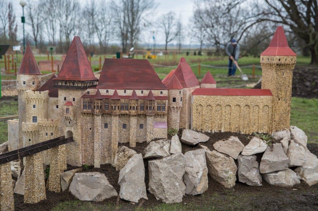 Az erdélyi, vajdahunyadi vár 1:50 méretarányos makettje a Mini Magyarország makettparkban, Szarvason 2015. március 13-án. Új makettekkel gyarapodott a park, Erdély emblematikus épületeinek, várainak, templomainak másával.MTI Fotó: Rosta Tibor