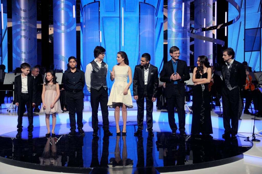 A 6-13 évesek korcsoportjában induló Boros Misi zongorista, Szauer Bianka hárfás és Kiss Zoltán hegedűs, a tinédzser korosztályban induló Lugosi Dániel Ali klarinétos, Tóth Bettina hárfás és Sándor Zoltán hegedűs, valamint a 20-24 évesek korcsoportjában induló Demeniv Mihály harmonikás, Gyöngyösi Ivett zongorista és Foki Dániel énekes (b-j) a közmédia komolyzenei tehetségkutatója, a Virtuózok döntőjének felvételén a Médiaszolgáltatás-támogató és Vagyonkezelő Alap (MTVA) Kunigunda úti stúdiójában 2014. november 25-én. A világon az első ilyen jellegű televíziós versenyre csaknem kétezer ifjú muzsikus és énekes jelentkezett. A döntő korcsoportgyőztesei még egyszer színpadra állnak majd, hogy megküzdjenek a Virtuózok “abszolút fődíjasának” címéért, a december 19-ei élő adásban azonban már a nézők szavazatai döntenek majd. MTI Fotó: Honéczy Barnabás