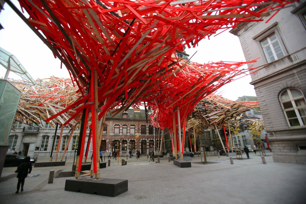 2014. december 2-i kép Az utas című, falécekből összeállított óriási szoborról a belgiumi Monsban. 2014. december 24-én este összedőlt Az utas, Arne Quinze belga művész alkotása. Mons a csehországi Plzennel együtt 2015-ben tölti be Európa kulturális fővárosának szerepét, és ez az installáció lett volna az eseménysorozat egyik fő látnivalója. Egyelőre nem tudni, mitől omlott össze. (MTI/EPA/Olivier Hoslet)