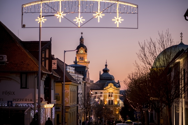 Ünnepi fények a pécsi Széchenyi téren karácsony második napján, 2019. december 26-án. MTI/Sóki Tamás 