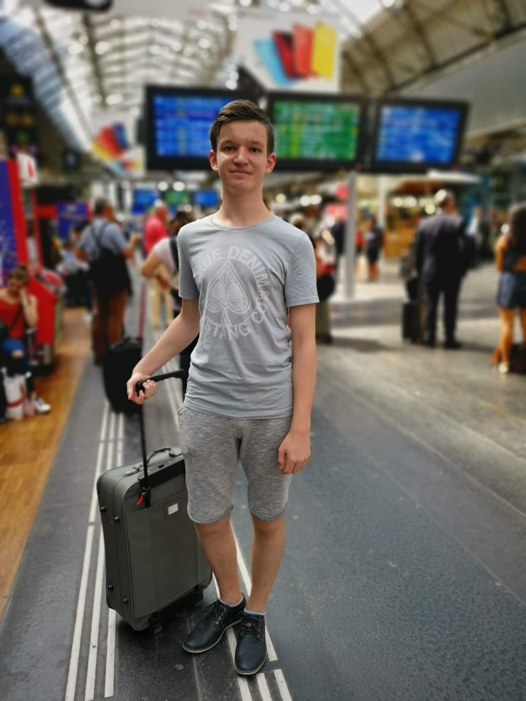 Lakatos András a párizsi vasútállomáson