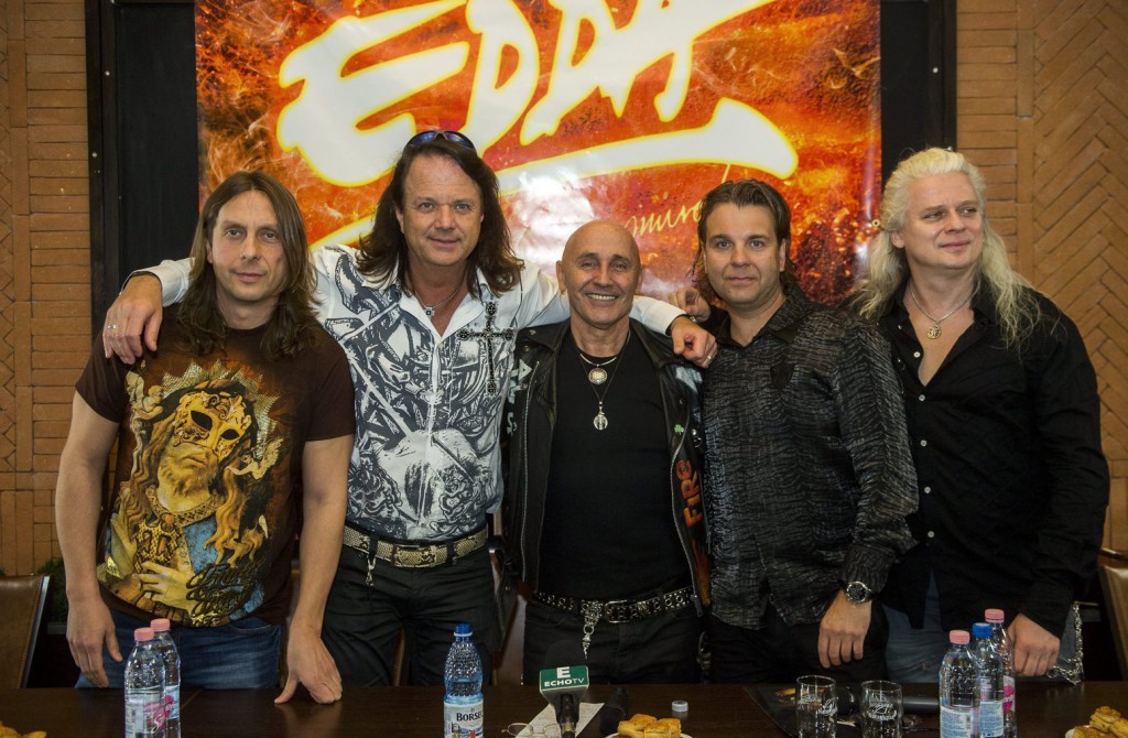 Kicska László basszusgitáros, Gömöri Zsolt billentyűs, Pataky Attila énekes, Hetényi Zoltán dobos és Alapi István gitáros (b-j) az Edda Művek együttes sajtótájékoztatóján Budapesten 2015. március 17-én. A sólyom népe címmel új stúdióalbumot, immár 32. lemezét készítette el az Edda Művek, amely április 11-én a Papp László Budapest Sportarénában nagyszabású koncerttel ünnepli 40. születésnapját. MTI Fotó: Illyés Tibor