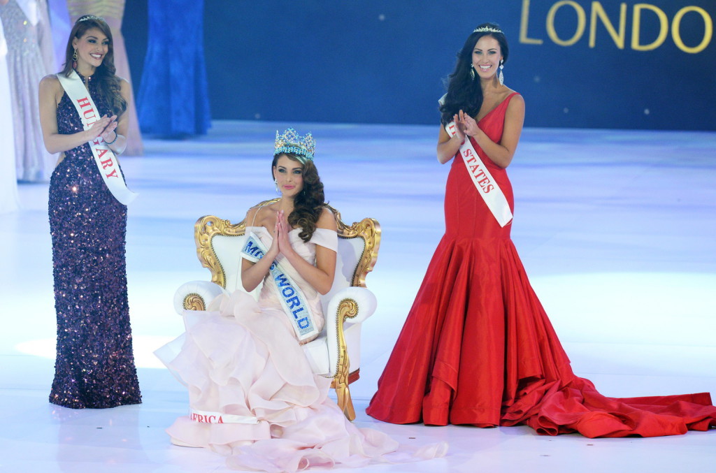 London, 2014. december 14. A 2014-as Miss World nemzetközi szépségverseny győztesének választott dél-afrikai Rolene Strauss (k), a második helyezett Kulcsár Edina, Magyarország Szépe (b) és a harmadik helyezett amerikai Elizabeth Safrit az ExCeL London konferenciaközpontban 2014. december 14-én. (MTI/EPA/Facundo Arrizabalaga)