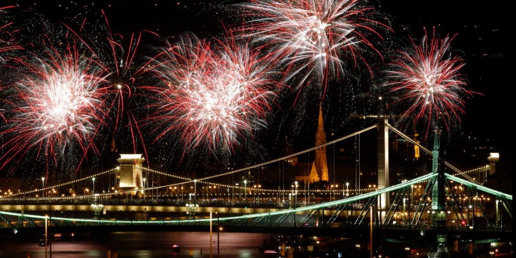 Ünnepi tűzijáték a Duna felett Budapesten 2015. augusztus 20-án. MTI Fotó: Szigetváry Zsolt