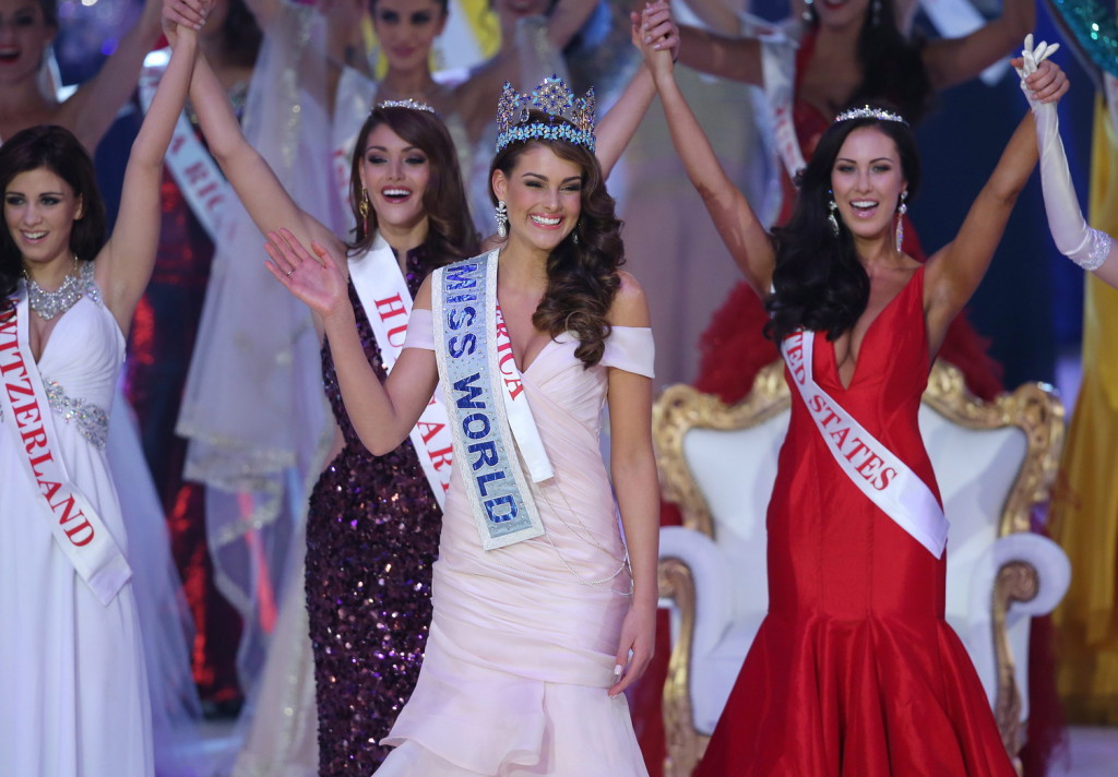 London, 2014. december 14. A 2014-as Miss World nemzetközi szépségverseny győztesének választott dél-afrikai Rolene Strauss (k), a második helyezett Kulcsár Edina, Magyarország Szépe (b2) és a harmadik helyezett amerikai Elizabeth Safrit (j) az ExCeL London konferenciaközpontban 2014. december 14-én. (MTI/AP/Invision/Joel Ryan)