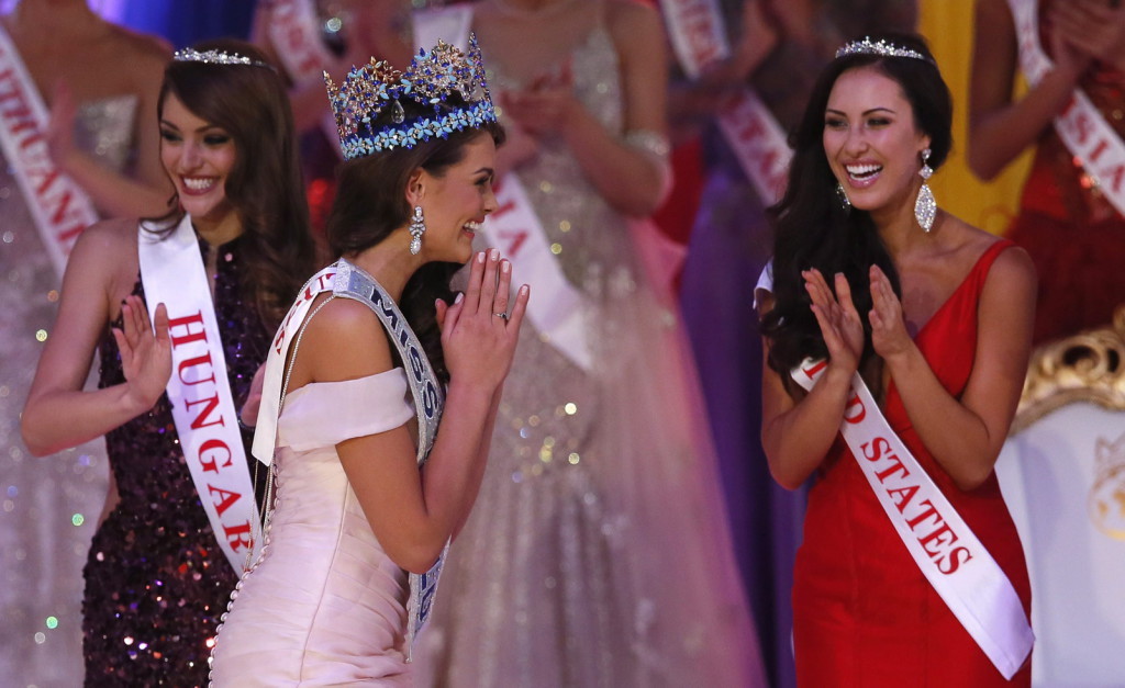 London, 2014. december 14. A 2014-as Miss World nemzetközi szépségverseny győztesének választott dél-afrikai Rolene Strauss (k), a második helyezett Kulcsár Edina, Magyarország Szépe (b) és a harmadik helyezett amerikai Elizabeth Safrit az ExCeL London konferenciaközpontban 2014. december 14-én. (MTI/AP/Alastair Grant)