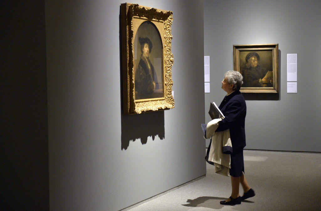 Egy érdeklődő nézi Rembrandt A festő önarcképe harmincnégy éves korában című festményét az október 30-án nyíló Rembrandt és a holland arany évszázad című kiállítás sajtóbejárásán a Szépművészeti Múzeumban 2014. október 29-én. MTI Fotó: Máthé Zoltán