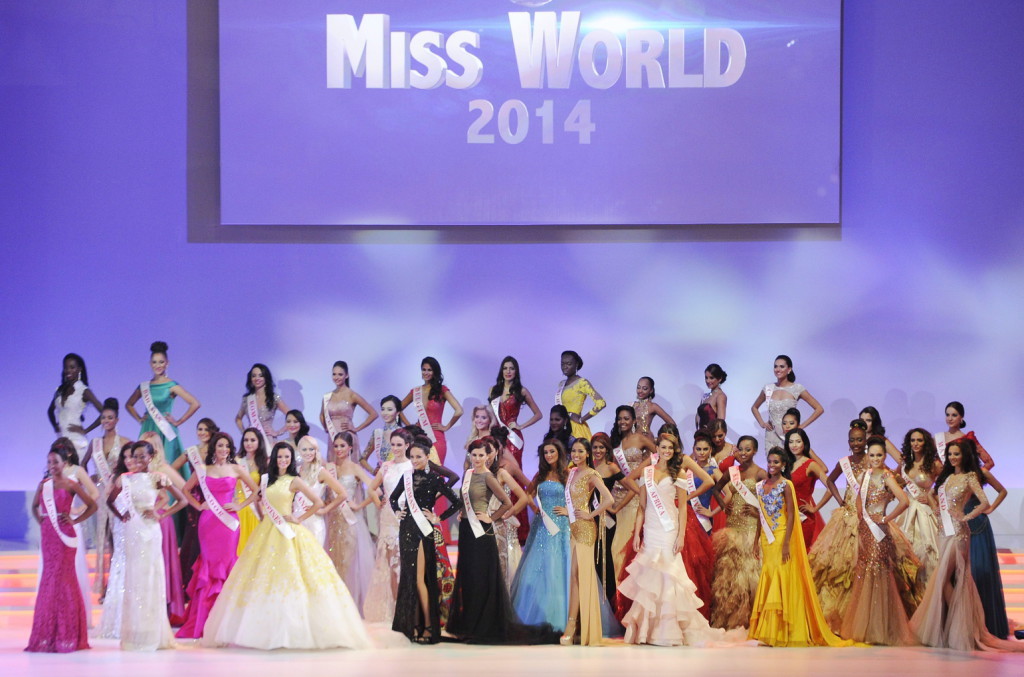 London, 2014. december 14. A 2014-as Miss World nemzetközi szépségverseny résztvevői az ExCeL London konferenciaközpontban rendezett döntőben 2014. december 14-én. (MTI/EPA/Facundo Arrizabalaga)