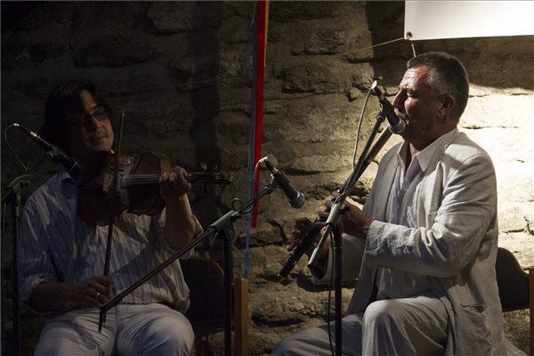 Dresch Mihály fúvós (j) és ifj. Csoóri Sándor brácsás a Dresch Mihály és barátai című koncerten a Fonó Budai Zeneház udvarában adott koncertjükön a 24. Művészetek Völgye fesztiválon, Kapolcson 2014. július 25-én. MTI Fotó: Szigetváry Zsolt 