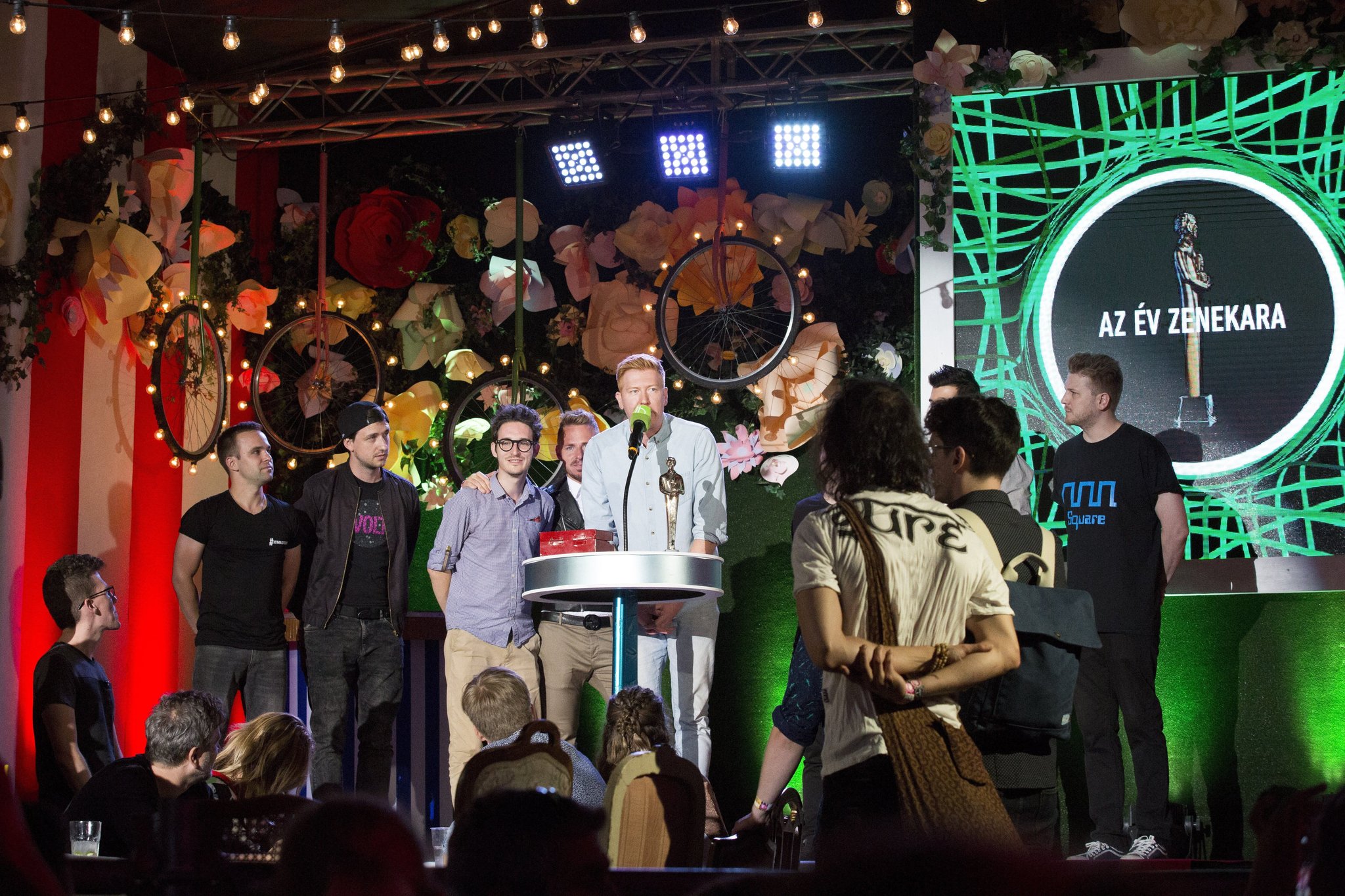 Az év zenekara díjjal kitüntetett Halott Pénz együttes a színpadon a Petőfi Zenei Díjak átadásán a 25. VOLT Fesztiválon 2017. június 26-án. Az együttes elnyerte az év videoklipjéért járó elismerést is. Az év férfi előadója az együttes frontembere, Marsalkó Dávid (b5) lett. Mellette az együttes tagjai: Járai Márk, Boros Gábor, Prifer Barnabás, Papp Samu, Péter Tamás, Varga Mátyás (b-j). MTI Fotó: Nyikos Péter 