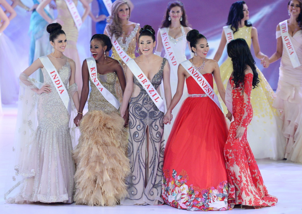 London, 2014. december 14. A 2014-as Miss World nemzetközi szépségverseny résztvevői az ExCeL London konferenciaközpontban rendezett döntőben 2014. december 14-én. (MTI/EPA/Facundo Arrizabalaga)