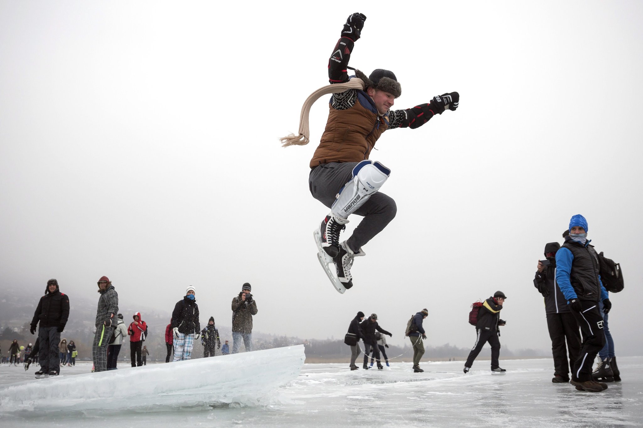 Résztvevők várnak az indulásra a jégen Badacsony közelében a Balaton-átcsúszáson 2017. január 28-án. A célállomás a fonyódi főstrand volt. MTI Fotó: Mohai Balázs 