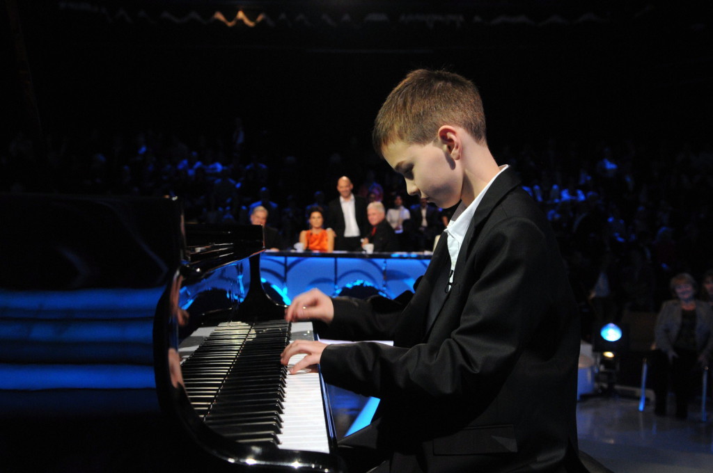Boros Misi zongorista a 6-13 éves korcsoport döntőjében a közmédia Virtuózok című komolyzenei tehetségkutatójának felvételén a Médiaszolgáltatás-támogató és Vagyonkezelő Alap (MTVA) Kunigunda úti stúdiójában 2014. november 25-én. A világon az első ilyen jellegű televíziós versenyre csaknem kétezer ifjú muzsikus és énekes jelentkezett. A döntő korcsoportgyőztesei még egyszer színpadra állnak majd, hogy megküzdjenek a Virtuózok “abszolút fődíjasának” címéért, a december 19-ei élő adásban azonban már a nézők szavazatai döntenek majd. MTI Fotó: Honéczy Barnabás
