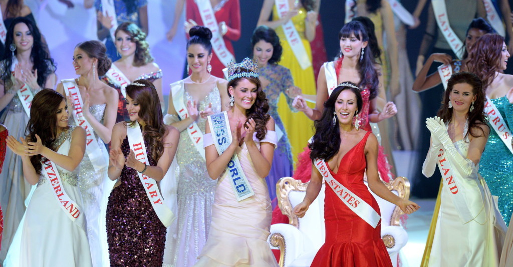 London, 2014. december 14. A 2014-as Miss World nemzetközi szépségverseny győztesének választott dél-afrikai Rolene Strauss (k), a második helyezett Kulcsár Edina, Magyarország Szépe (b2) és a harmadik helyezett amerikai Elizabeth Safrit (j2) az ExCeL London konferenciaközpontban 2014. december 14-én. (MTI/EPA/Facundo Arrizabalaga)