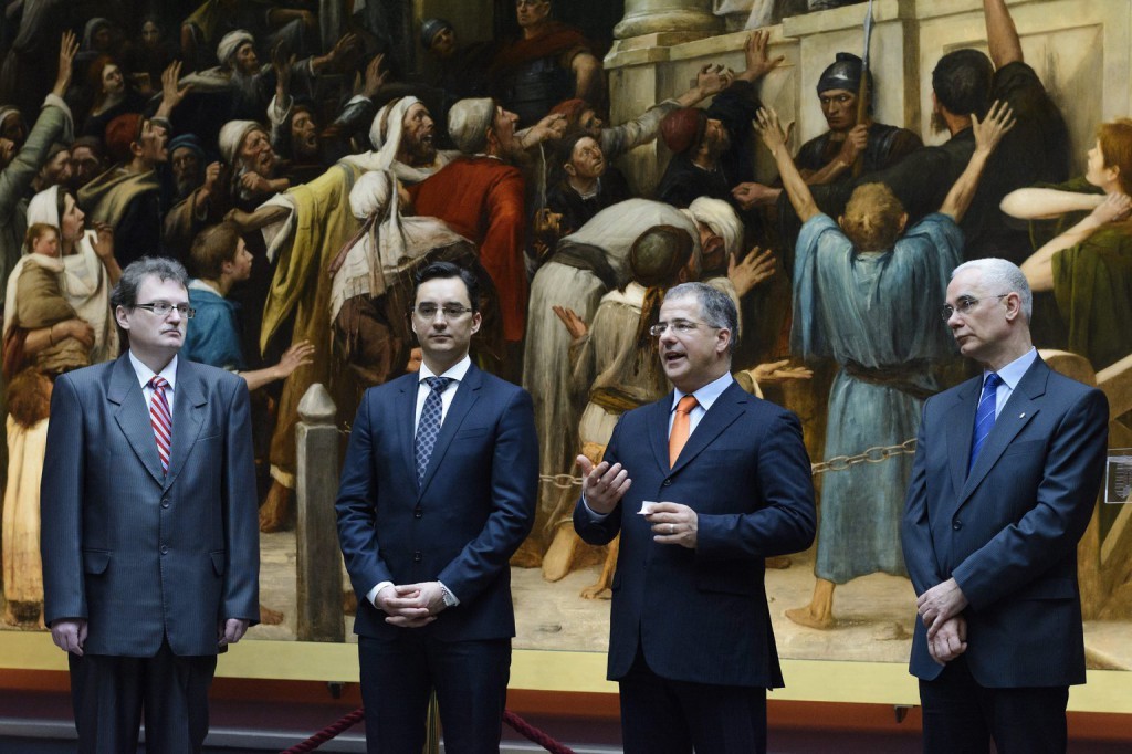 Balog Zoltán, az emberi erőforrások minisztere (j), Kósa Lajos fideszes országgyűlési képviselő (j2), Papp László polgrmester (j3) és Angi János múzeumigazgató a debreceni Déri Múzeumban 2015. február 26-án tartott sajtótájékoztatón, ahol Balog Zoltán bejelentette, hogy a magyar állam megvásárolta a kanadai Hamilton Galériától Munkácsy Mihály Krisztus Pilátus előtt című alkotását. Így hamarosan ismét együtt lesz Debrecenben a Krisztus-trilógia. MTI Fotó: Czeglédi Zsolt