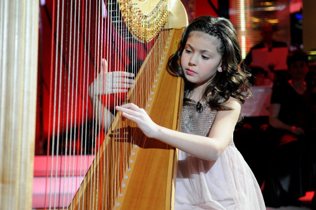 Szauer Bianka hárfás a 6-13 éves korcsoport döntőjében a közmédia Virtuózok című komolyzenei tehetségkutatójának felvételén a Médiaszolgáltatás-támogató és Vagyonkezelő Alap (MTVA) Kunigunda úti stúdiójában 2014. november 25-én. A világon az első ilyen jellegű televíziós versenyre csaknem kétezer ifjú muzsikus és énekes jelentkezett. A döntő korcsoportgyőztesei még egyszer színpadra állnak majd, hogy megküzdjenek a Virtuózok “abszolút fődíjasának” címéért, a december 19-ei élő adásban azonban már a nézők szavazatai döntenek majd.MTI Fotó: Honéczy Barnabás