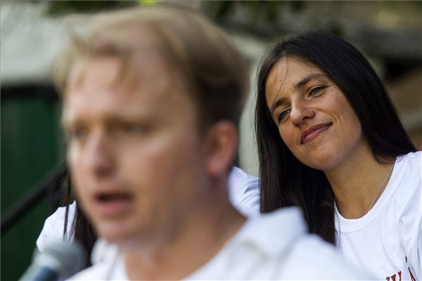 Palya Bea énekes Lackfi János költőt hallgatja a 24. Művészetek Völgye fesztivál VIP megnyitóján Kapolcson, a Muharay Színpadon 2014. július 25-én. MTI Fotó: Szigetváry Zsolt 