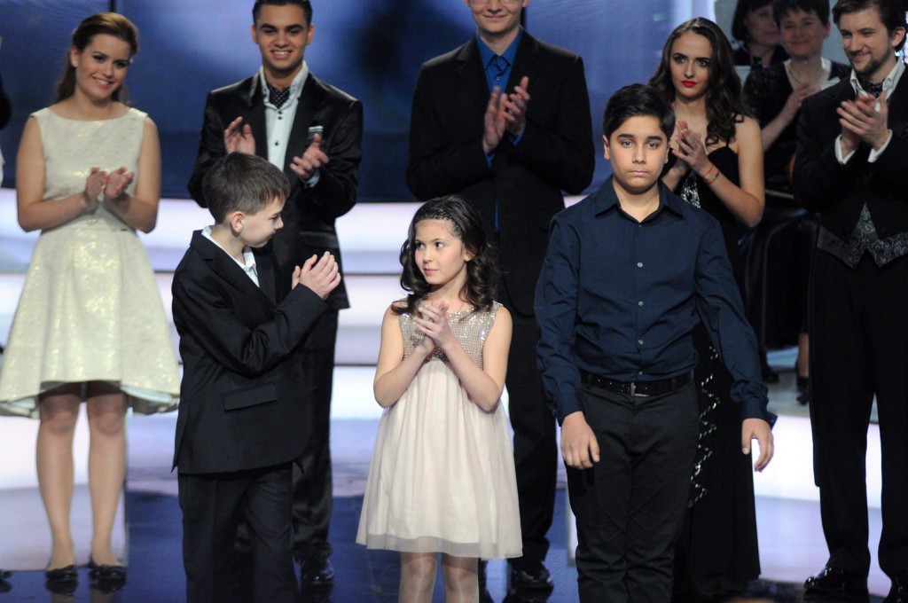 A 6-13 évesek korcsoportjában induló Boros Misi zongorista, Szauer Bianka hárfás és Kiss Zoltán hegedűs (elöl b-j) a közmédia komolyzenei tehetségkutatója, a Virtuózok döntőjének felvételén a Médiaszolgáltatás-támogató és Vagyonkezelő Alap (MTVA) Kunigunda úti stúdiójában 2014. november 25-én. A világon az első ilyen jellegű televíziós versenyre csaknem kétezer ifjú muzsikus és énekes jelentkezett. A döntő korcsoportgyőztesei még egyszer színpadra állnak majd, hogy megküzdjenek a Virtuózok “abszolút fődíjasának” címéért, a december 19-ei élő adásban azonban már a nézők szavazatai döntenek majd. MTI Fotó: Honéczy Barnabás