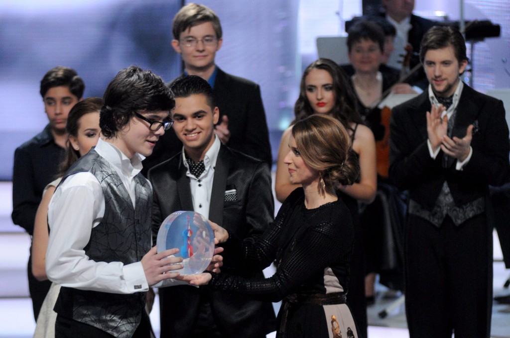 A tinédzser korosztály győztese, Lugosi Dániel Ali klarinétos átveszi elismerését Varga Edit műsorvezetőtől a közmédia komolyzenei tehetségkutatója, a Virtuózok döntőjének felvételén a Médiaszolgáltatás-támogató és Vagyonkezelő Alap (MTVA) Kunigunda úti stúdiójában 2014. november 25-én. A világon az első ilyen jellegű televíziós versenyre csaknem kétezer ifjú muzsikus és énekes jelentkezett. A döntő korcsoportgyőztesei még egyszer színpadra állnak majd, hogy megküzdjenek a Virtuózok “abszolút fődíjasának” címéért, a december 19-ei élő adásban azonban már a nézők szavazatai döntenek majd. MTI Fotó: Honéczy Barnabás