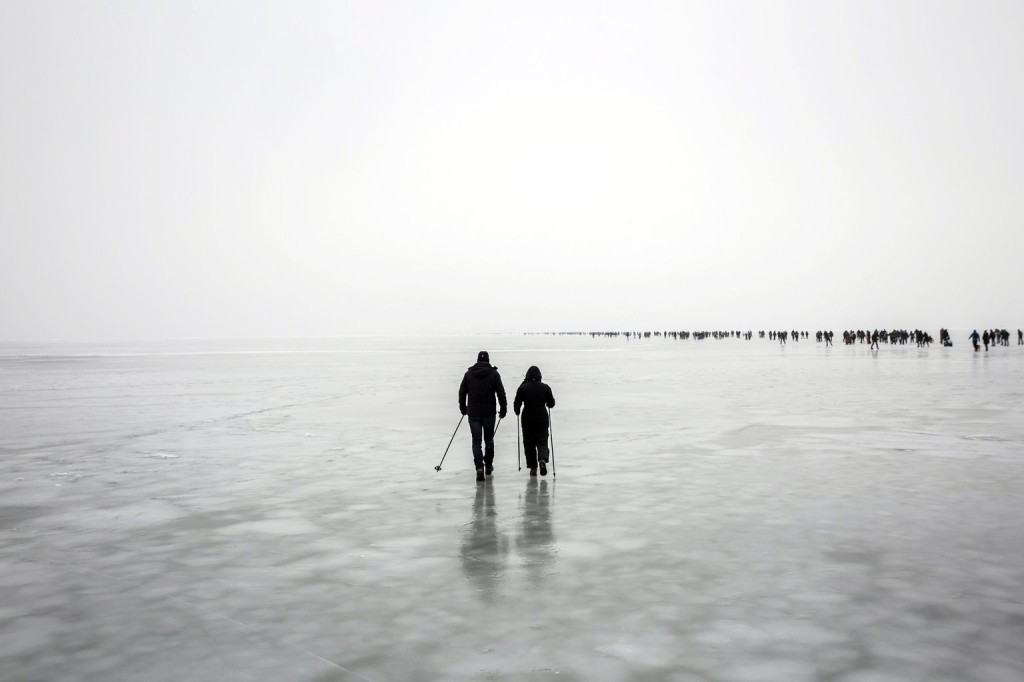 Résztvevők haladnak a jégen Badacsony és Fonyód között a Balaton-átcsúszáson 2017. január 28-án. MTI Fotó: Mohai Balázs 