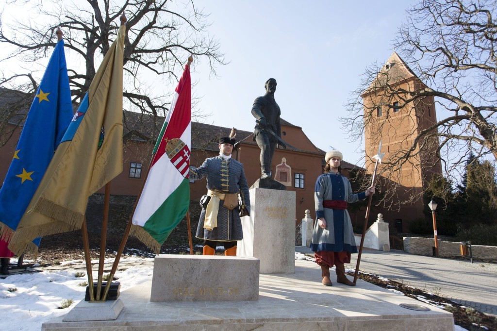 Korhű öltözéket viselő résztvevők Jurisics Miklós várkapitány szobra előtt a kőszegi Jurisics-vár turisztikai fejlesztésének átadásán Kőszegen 2015. február 13-án. MTI Fotó: Varga György