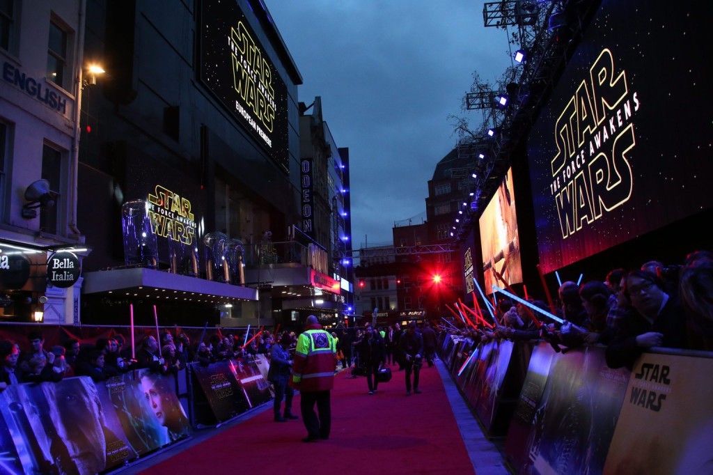 Rajongók sorakoznak a Star Wars – Az ébredő Erő (Star Wars – The Force Awakens) című film nagy-britanniai premierje előtt Londonban 2015. december 16-án. (MTI/AP/Invision/Joel Ryan)