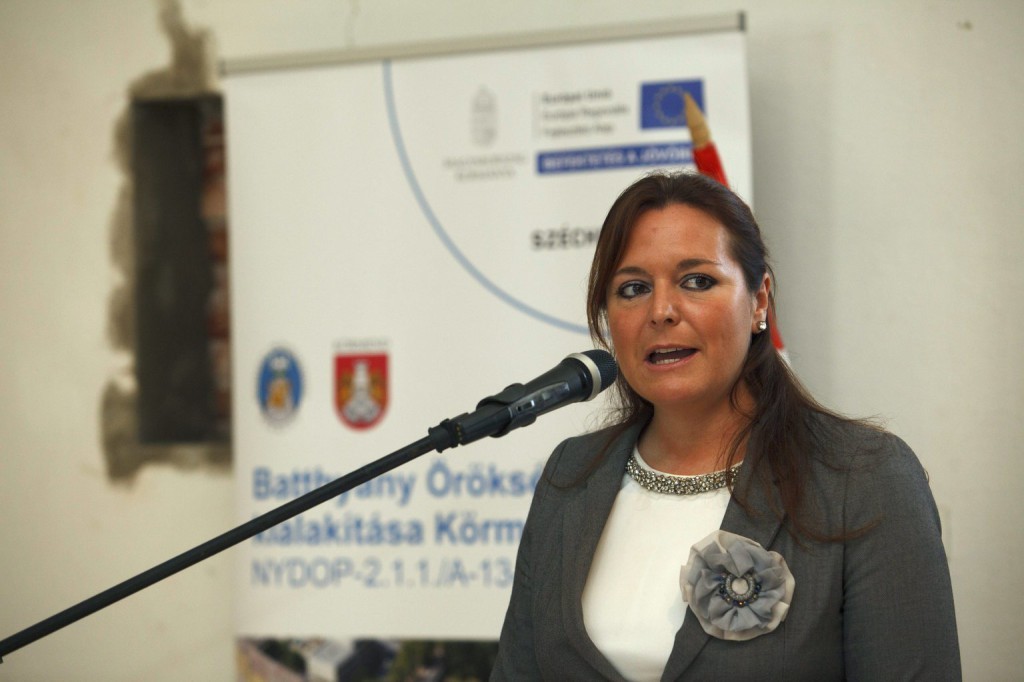 Zsigmondné Vitályos Eszter Zsuzsanna, a Miniszterelnökség európai uniós fejlesztésekért felelős államtitkára a Batthyány Örökségközpont kialakítása Körmenden című projekt ünnepélyes nyitórendezvényén a körmendi Batthyány-kastélyban 2014. október 9-én. Mintegy 800 millió forint uniós támogatással Batthyány Örökségközpontot hoznak létre a kastélyban. MTI Fotó: Varga György
