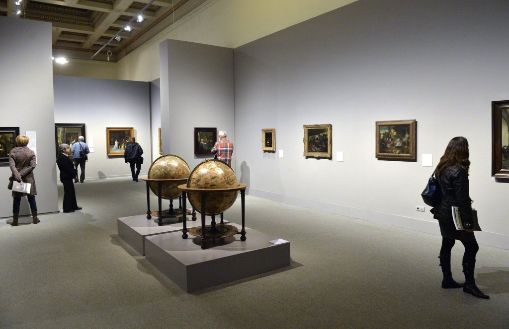 Érdeklődők az október 30-án nyíló Rembrandt és a holland arany évszázad című kiállítás sajtóbejárásán a Szépművészeti Múzeumban 2014. október 29-én. MTI Fotó: Máthé Zoltán