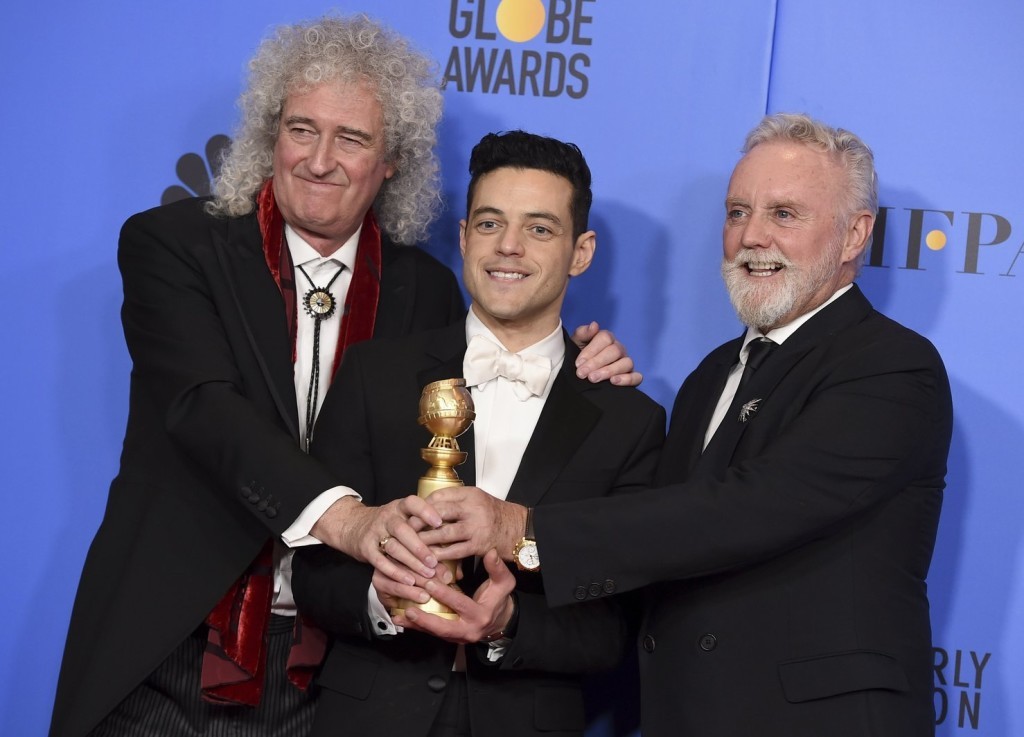Rami Malek amerikai színész Brian May és Roger Taylor brit zenészekkel, az egykori Queen rockzenekar tagjaival, miután átvette a legjobb drámai színésznek járó elsimerést a Bohém rapszódia (Bohemian Rhapsody) című alkotásban nyújtott alakításáért (Fotó: MTI/AP/Invision/Jordan Strauss)
