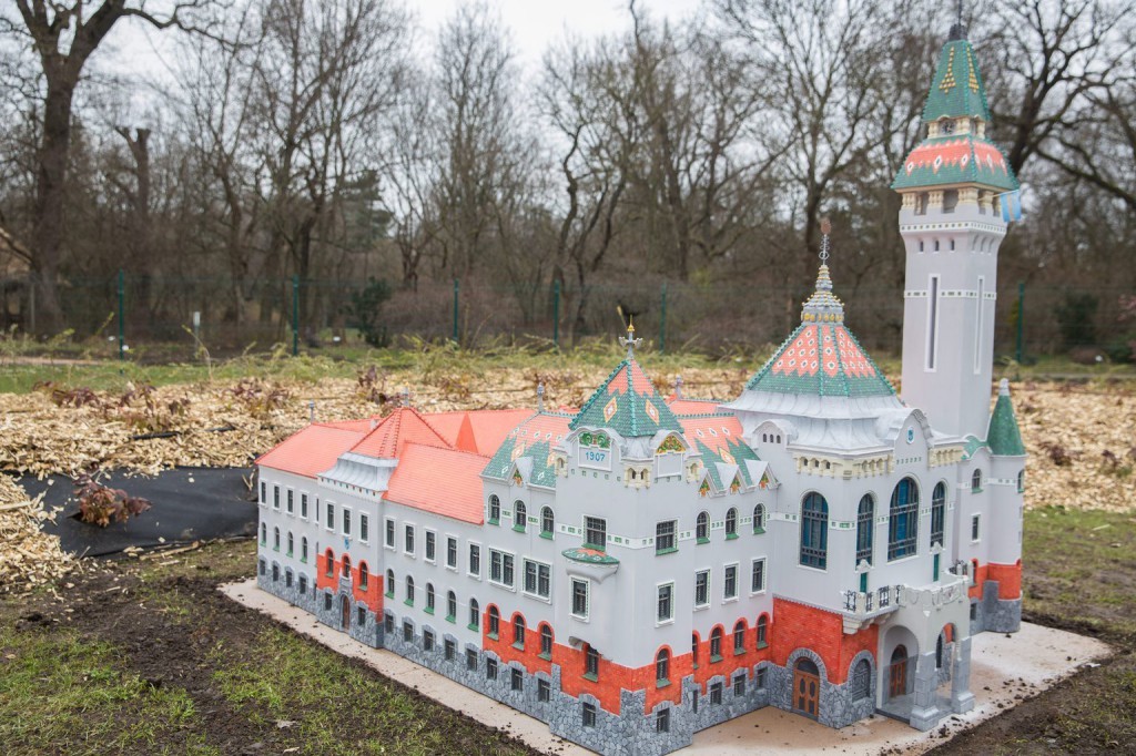 A marosvásárhelyi városháza 1:33 méretarányos makettje a Mini Magyarország makettparkban, Szarvason 2015. március 13-án. Új makettekkel gyarapodott a park, Erdély emblematikus épületeinek, várainak, templomainak másával.MTI Fotó: Rosta Tibor