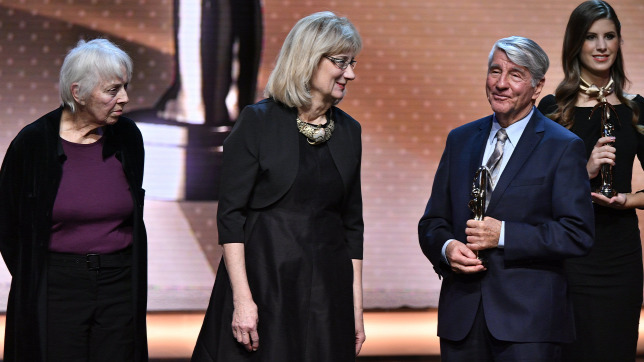 Korniss Péter, a Nemzet Művésze címmel kitüntetett, Kossuth-díjas és Pulitzer-emlékdíjas fotográfus, fotóriporter, fotóművész, miután átvette a magyar képzőművészet kategória Prima Primissima díját a fővárosi Müpában rendezett díjkiosztó gálaesten 2018. december 7-én. Mellette a kategória jelöltjei, Maurer Dóra Kossuth-díjas grafikus, festő, filmkészítő és Katona Szabó Erzsébet Ferenczy Noémi-díjas textilművész Fotó: MTI/Szigetváry Zsolt