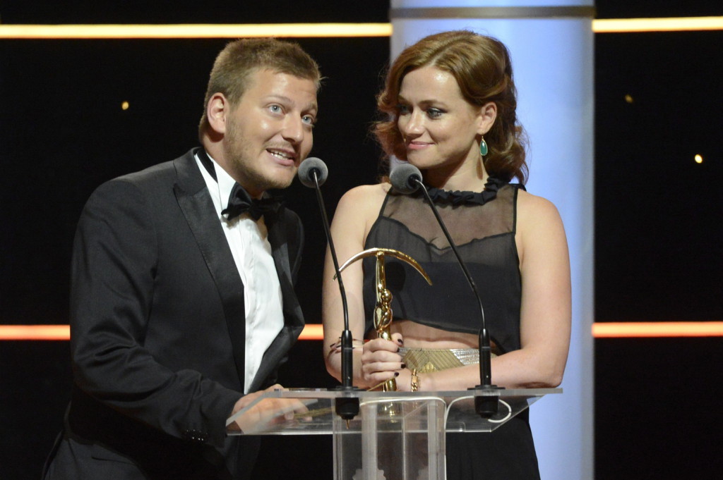 Budapest, 2014. december 5. A magyar sajtó kategóriában Prima Primissima Díjjal elismert On the Spot dokumentumfilmsorozat nevében a készítői, Cseke Eszter és S. Takács András a díjátadó gálán Budapesten, a Művészetek Palotájában 2014. december 5-én. MTI Fotó: Kovács Tamás