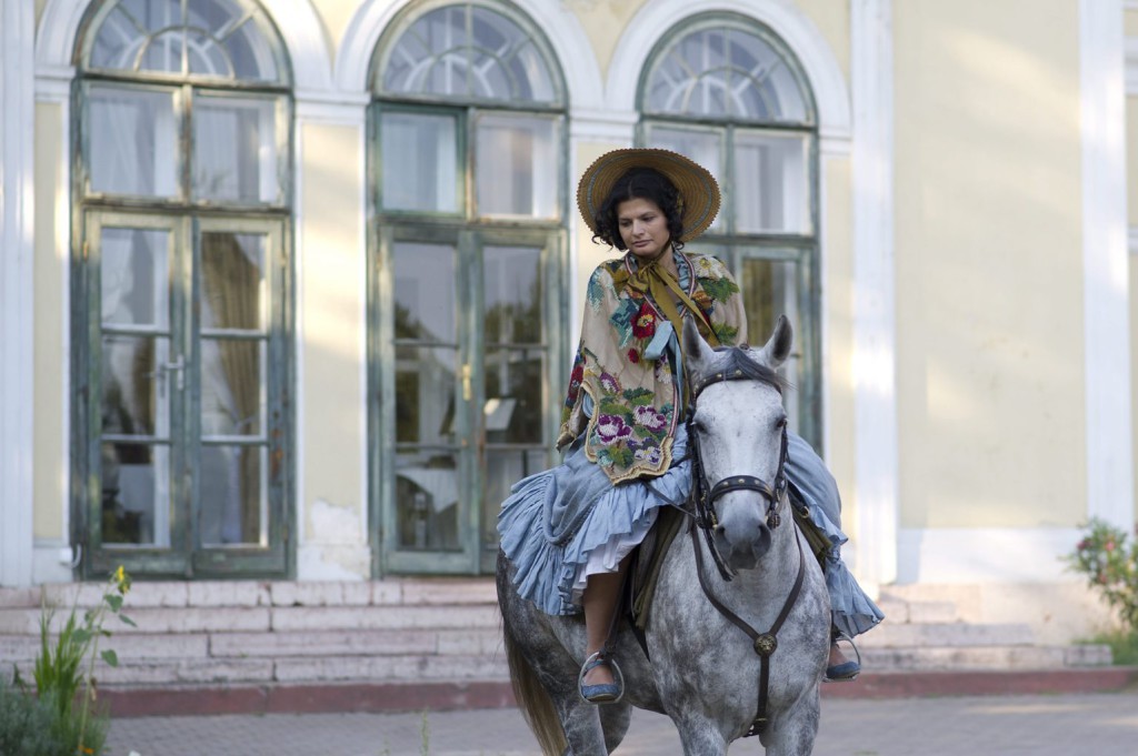 Kéri Kitty játszik Kitus szerepében a Kossuthkifli című tévésorozat forgatásán a fóti kastélynál 2013. augusztus 12-én. Félidejénél tart a Fehér Béla regényéből készülő hatrészes “történelmi road movie” forgatása. A sorozat költségvetése jelenleg 740 millió forint, amelyből 480 millió forintot a Médiaszolgáltatás-támogató és Vagyonkezelő Alap finanszíroz. MTI Fotó: Kallos Bea