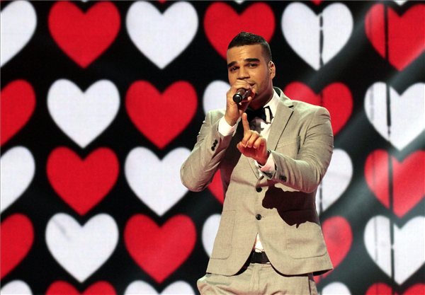 Kállay-Saunders András énekel a Magyar Televízió A Dal című műsorának első középdöntőjében, az M1 stúdiójában 2013. február 23-án. A műsorsorozat győztese képviselheti Magyarországot a 2013-as Eurovíziós Dalfesztiválon. MTI Fotó: Gálos Mihály Samu