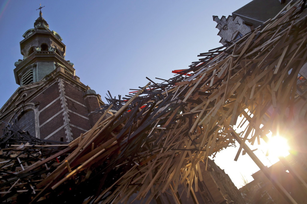 Az utas című, falécekből összeállított óriási szobor maradványai a belgiumi Monsban 2014. december 25-én, miután az előző este összedőlt Arne Quinze belga művész alkotása. Mons a csehországi Plzennel együtt 2015-ben tölti be Európa kulturális fővárosának szerepét, és ez az installáció lett volna az eseménysorozat egyik fő látnivalója. Egyelőre nem tudni, mitől omlott össze. (MTI/EPA/Olivier Hoslet)