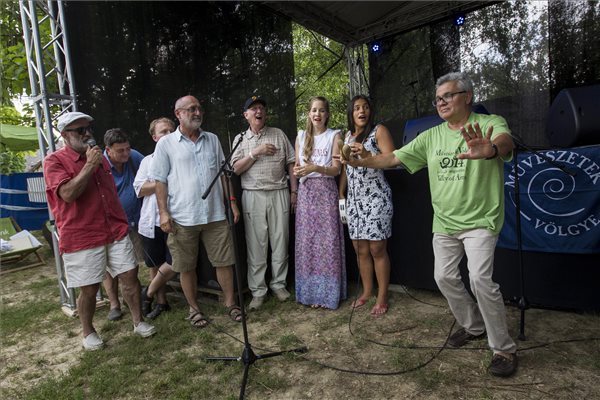 Márta István fesztiváligazgató (j), Palya Bea (j2) és Harcsa Veronika (j3) énekesek, valamint a Kaláka együttes tagjai: Becze Gábor (b2), Radványi Balázs (j4), Gryllus Vilmos (j) és Gryllus Dániel (j5) Lackfi János költővel (b3, takarva) a 24. Művészetek Völgye fesztivál hivatalos megnyitóján Kapolcson, a Blue sPot színpadon 2014. július 25-én. MTI Fotó: Szigetváry Zsolt 
