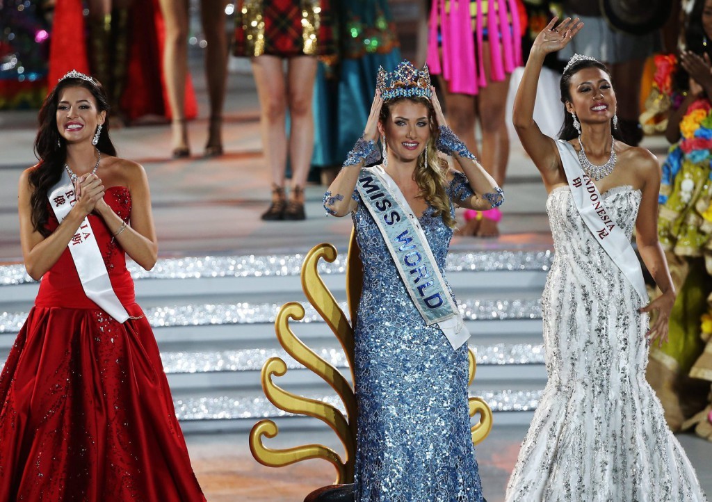 A spanyol Mireia Lalaguna Royo (k), miután győzött a 65. Miss World nemzetközi szépségversenyen a dél-kínai Hajnan-szigeten lévő Szanja tengerparti üdülőhelyen 2015. december 19-én. Mellette az első és második udvarhölgye, az orosz Szofija Nyikicsuk (b), illetve a második udvarhölgye, az indonéz Maria Harfanti. (MTI/EPA/Hou Hvi Jung)