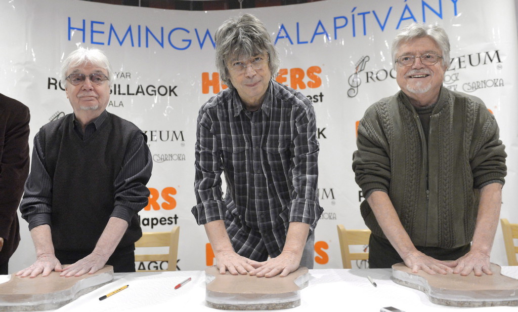 Szörényi Szabolcs, Bródy János és Szörényi Levente (b-j), az 50 éves Illés-zenekar tagjai megörökítik kézlenyomatukat egy budapesti étteremben 2014. december 15-én. A gipsznyomatok a Rockmúzeumba, a Magyar Rockcsillagok Falára kerülnek MTI Fotó: Illyés Tibor